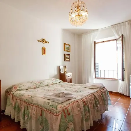 Simonetta לינה וארוחת בוקר 3*